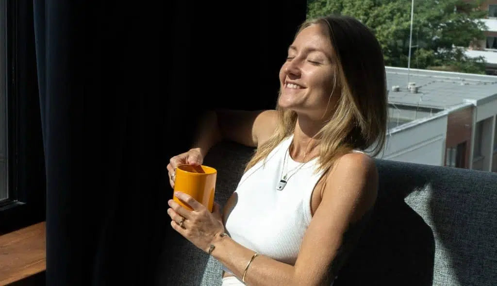 Bild von einer Frau mit QiOne und QiBracelet
