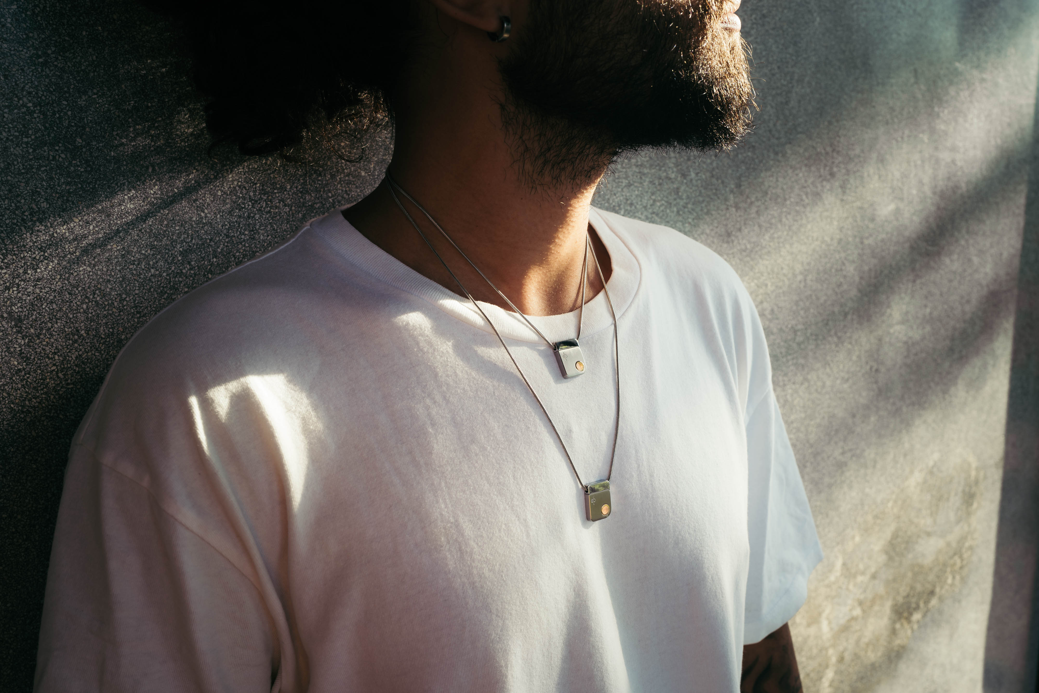 Bild Person Mit QiOne Kette